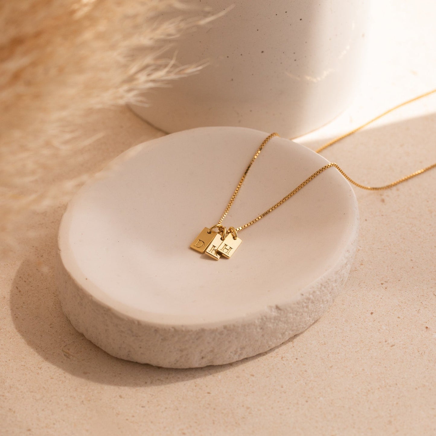 Clara – Collier Mini Tag avec Initiale Personnalisée