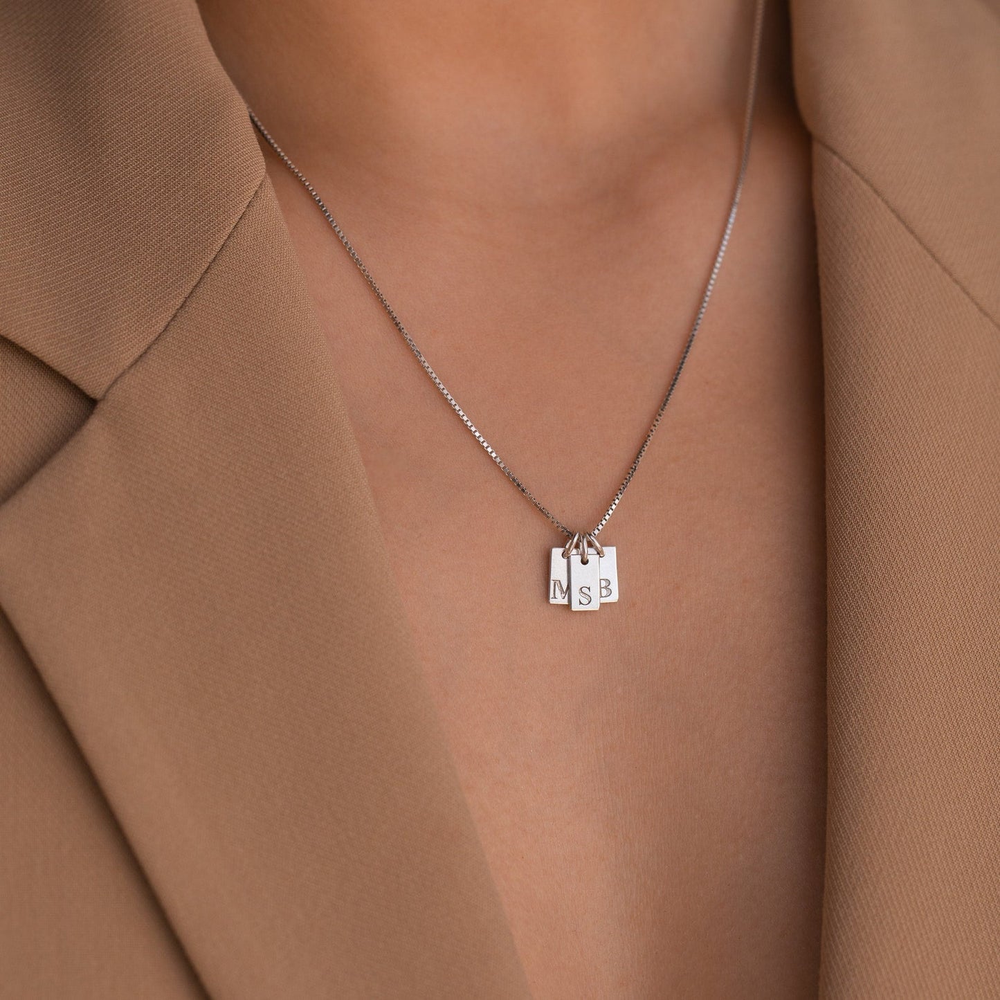 Clara – Collier Mini Tag avec Initiale Personnalisée
