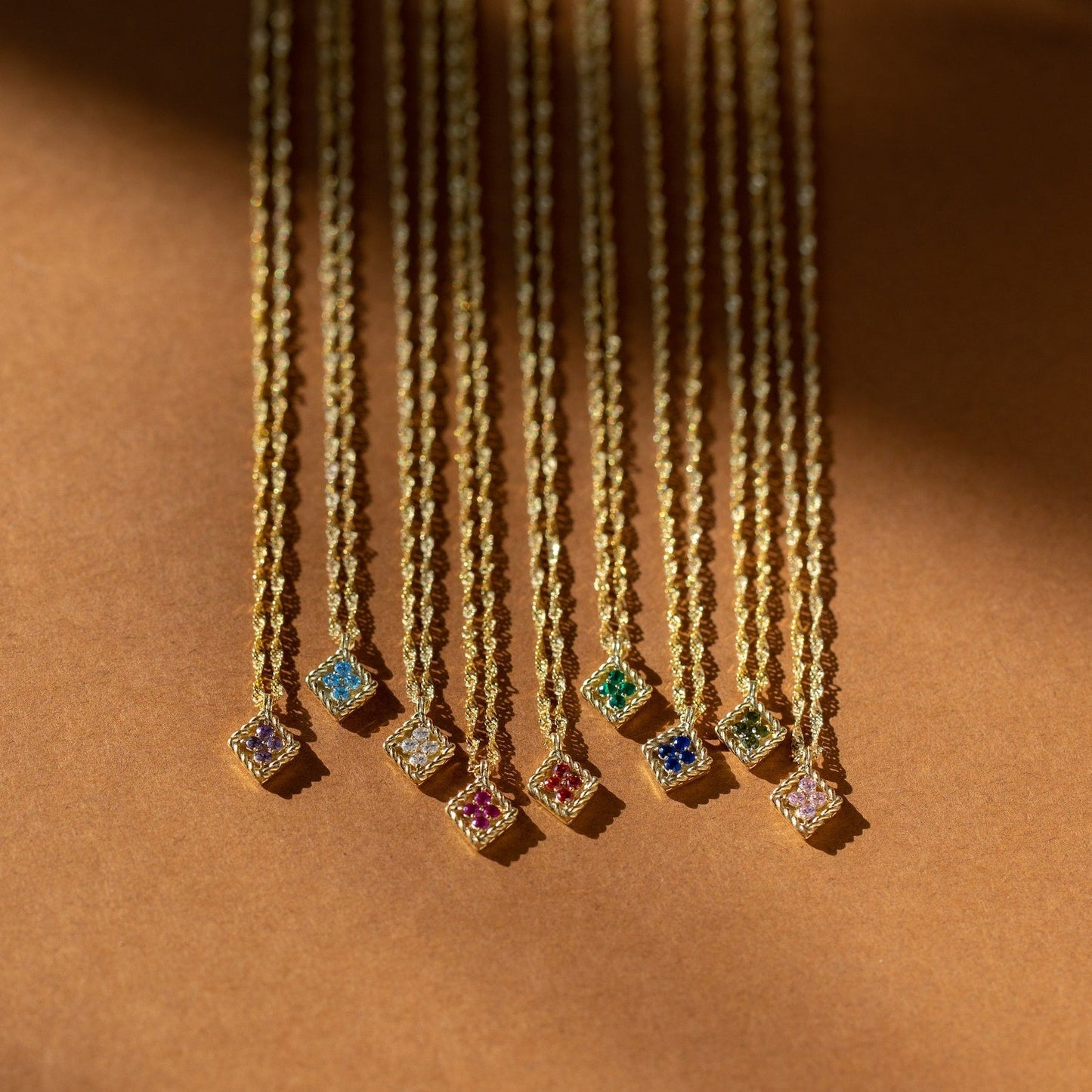 Collier pendentif losange avec pierre de naissance