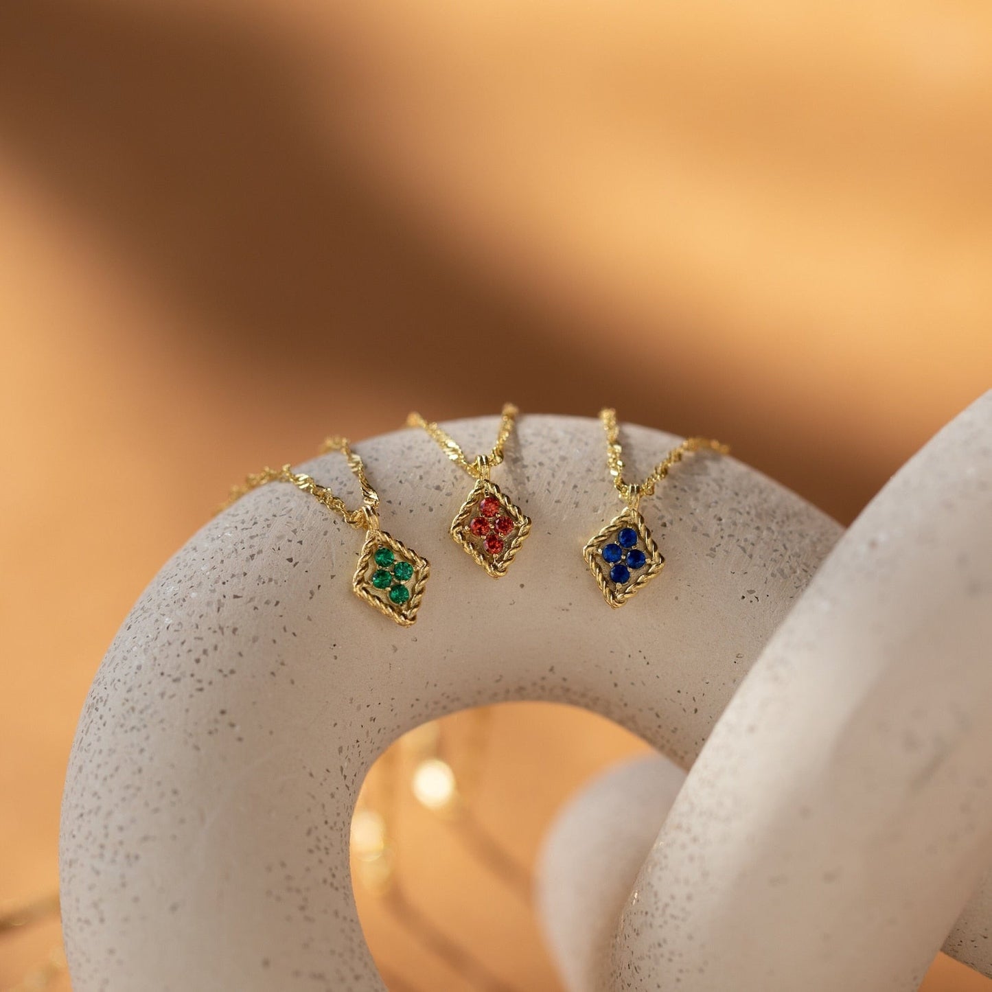 Collier pendentif losange avec pierre de naissance