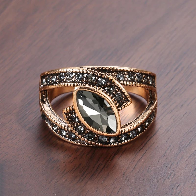 Amena – Bague Élégante en Cristal Noir