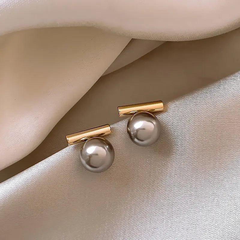 Crisha – Boucles d'Oreilles Perles Sombres en Or Élégant