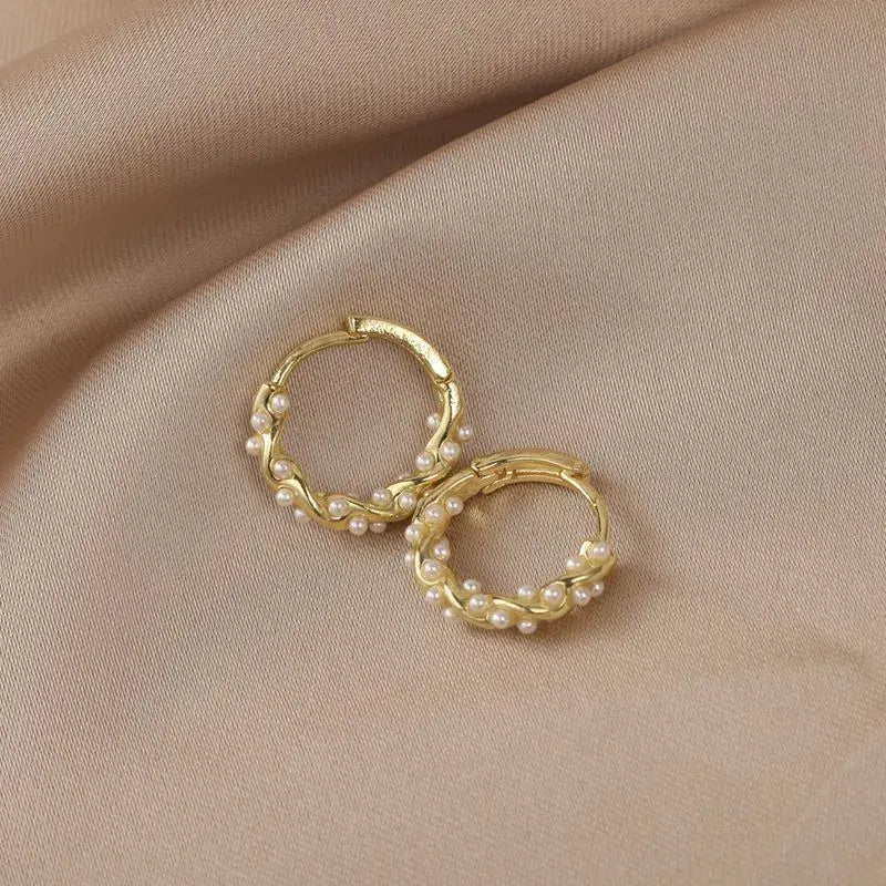 Aluna – Boucles d’Oreilles Élégantes avec Perles Rondes et Incrustations