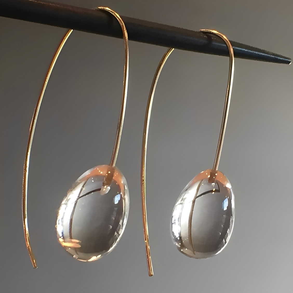 Elara – Boucles Cristal Gris Style Rétro