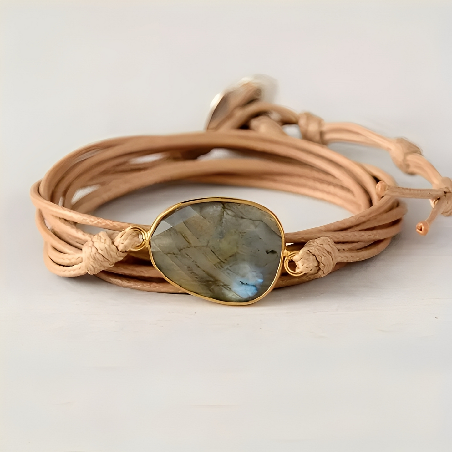 Cassandra – Bracelet Élégant en Cuir et Pierre