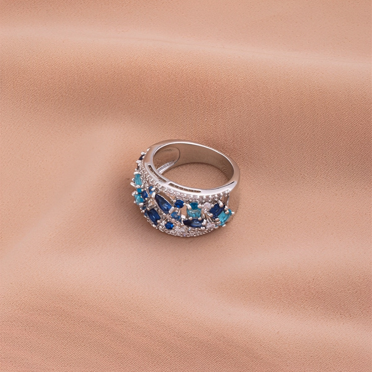 Julie – Bague Vintage avec Zircon Bleu et Détail Doré