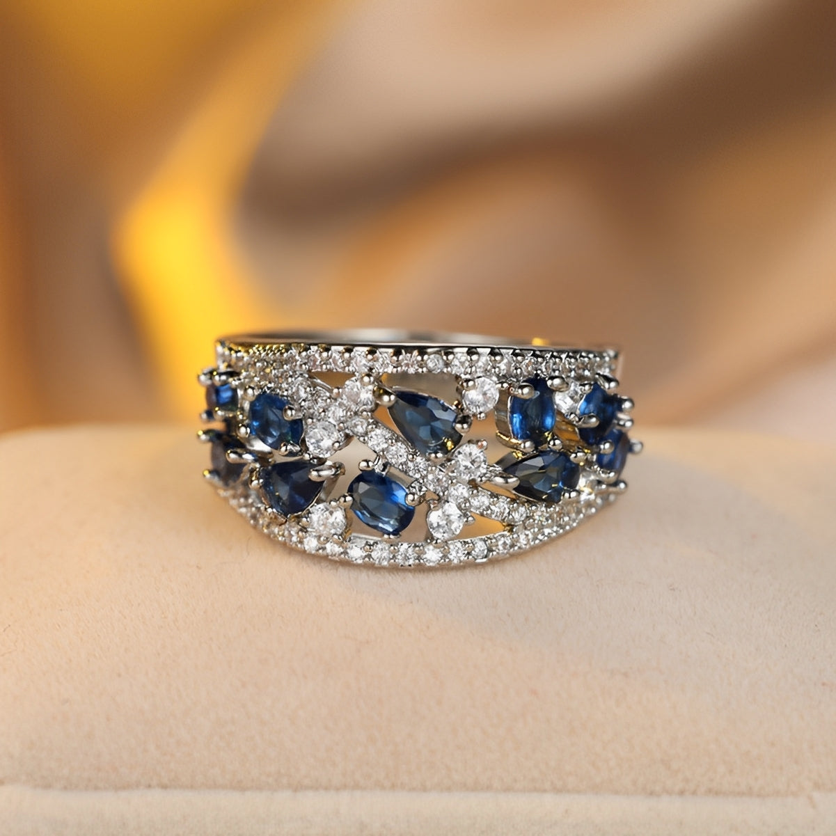 Julie – Bague Vintage avec Zircon Bleu et Détail Doré