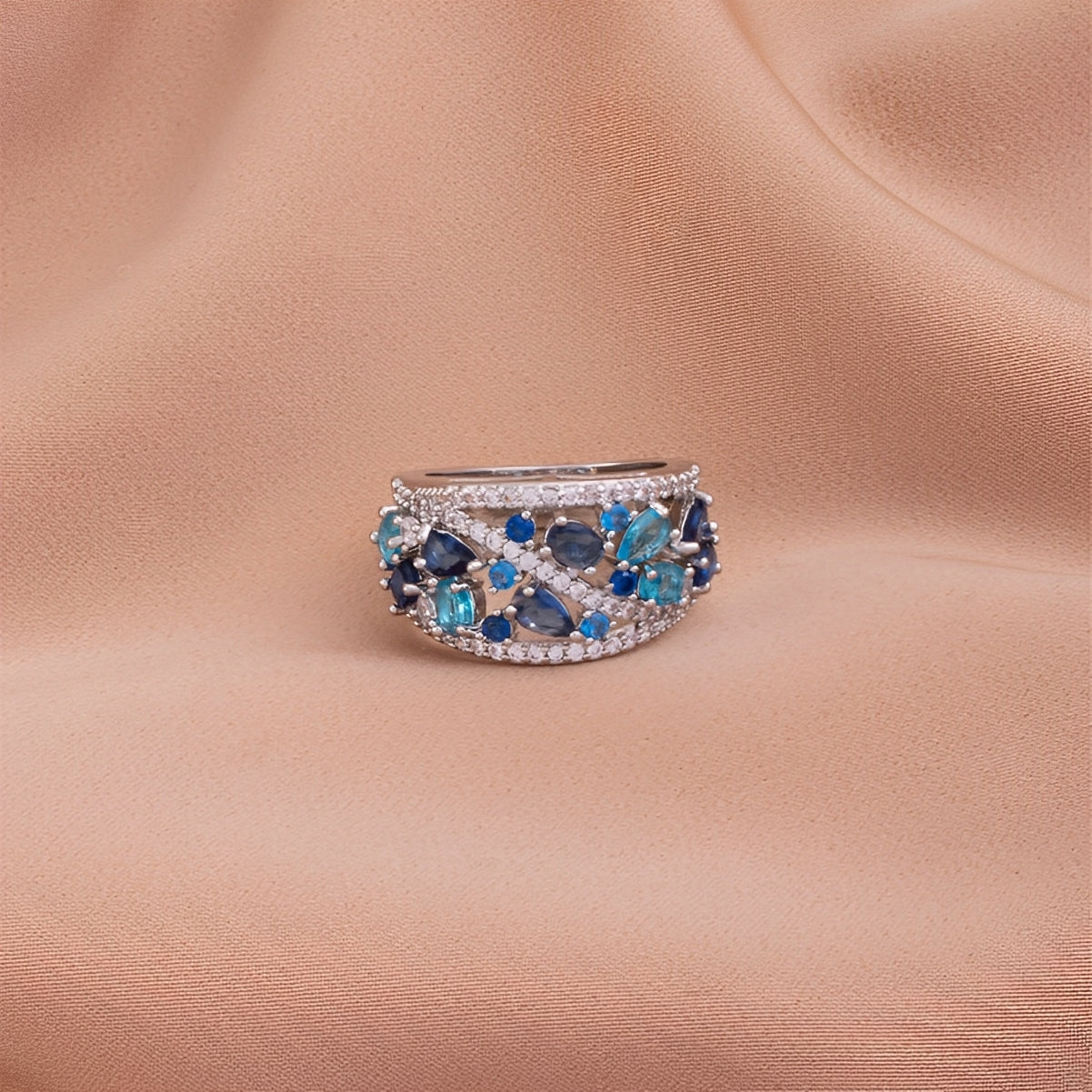 Julie – Bague Vintage avec Zircon Bleu et Détail Doré