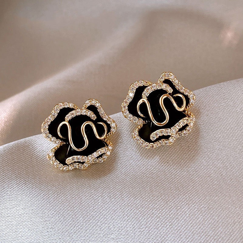 Noor – Boucles d’Oreilles Lotus Noir Élégantes en Doré