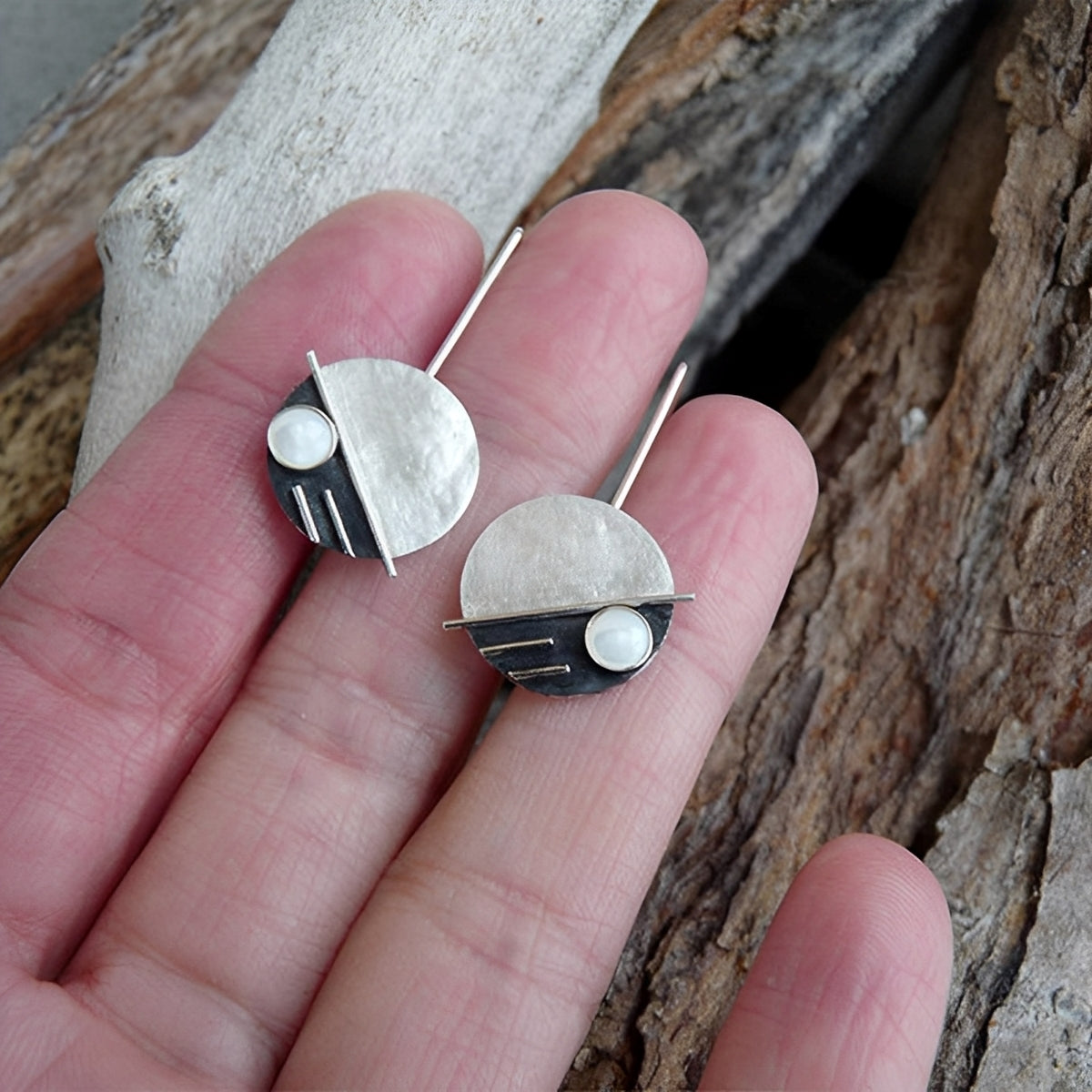 Arcy – Boucles Rétro en Opale Blanche