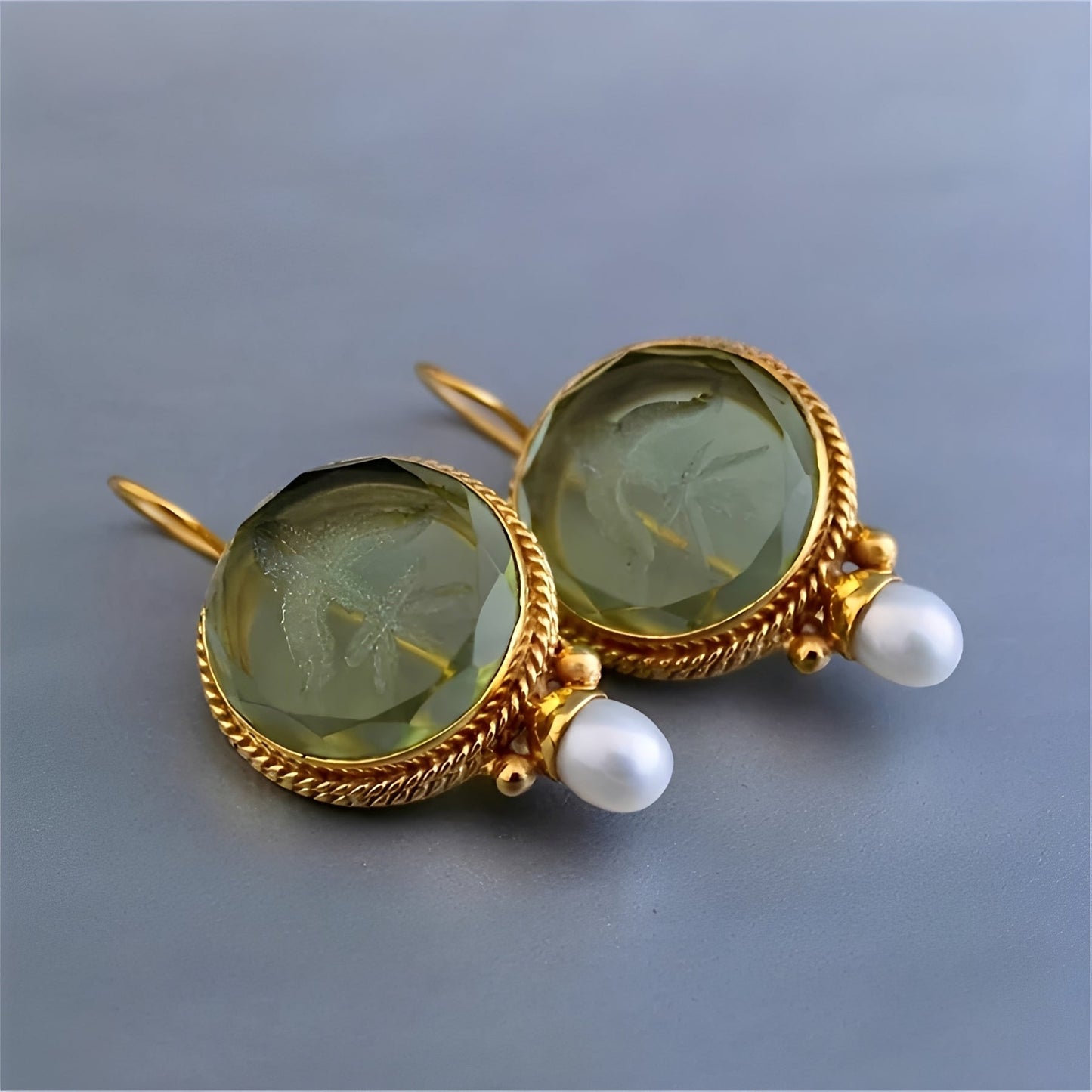 Noa – Boucles d'Oreilles Vintage avec Pierre Verte Ronde et Perles