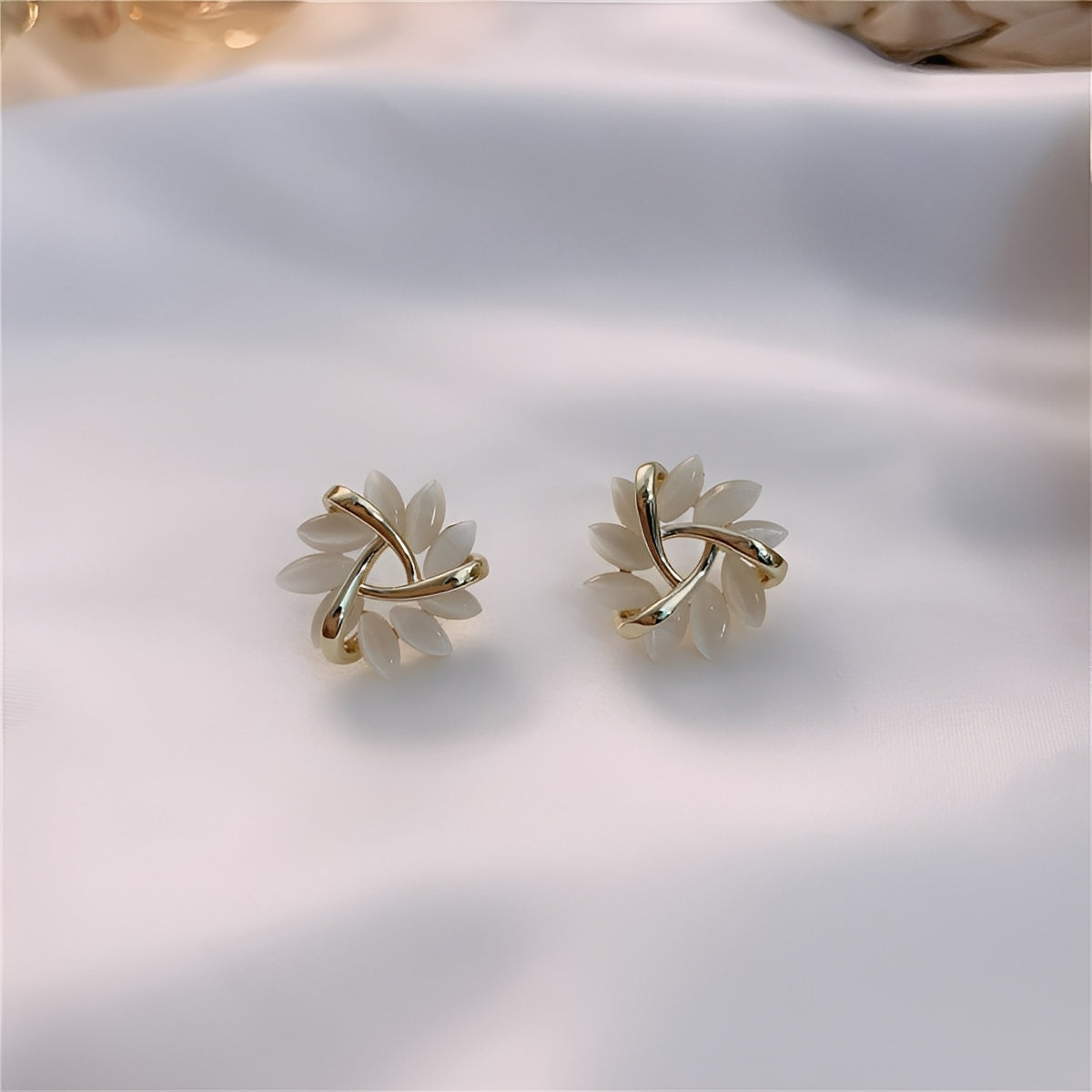 Elisse – Boucles d’Oreilles Intemporelles Or & Opale Blanche
