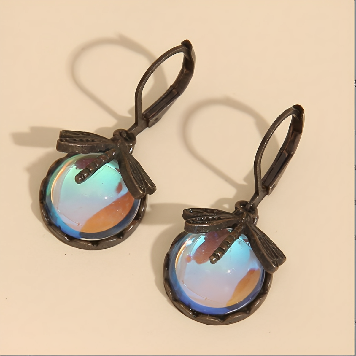 Elowen – Boucles d’Oreilles Libellule Dorées Style Antique