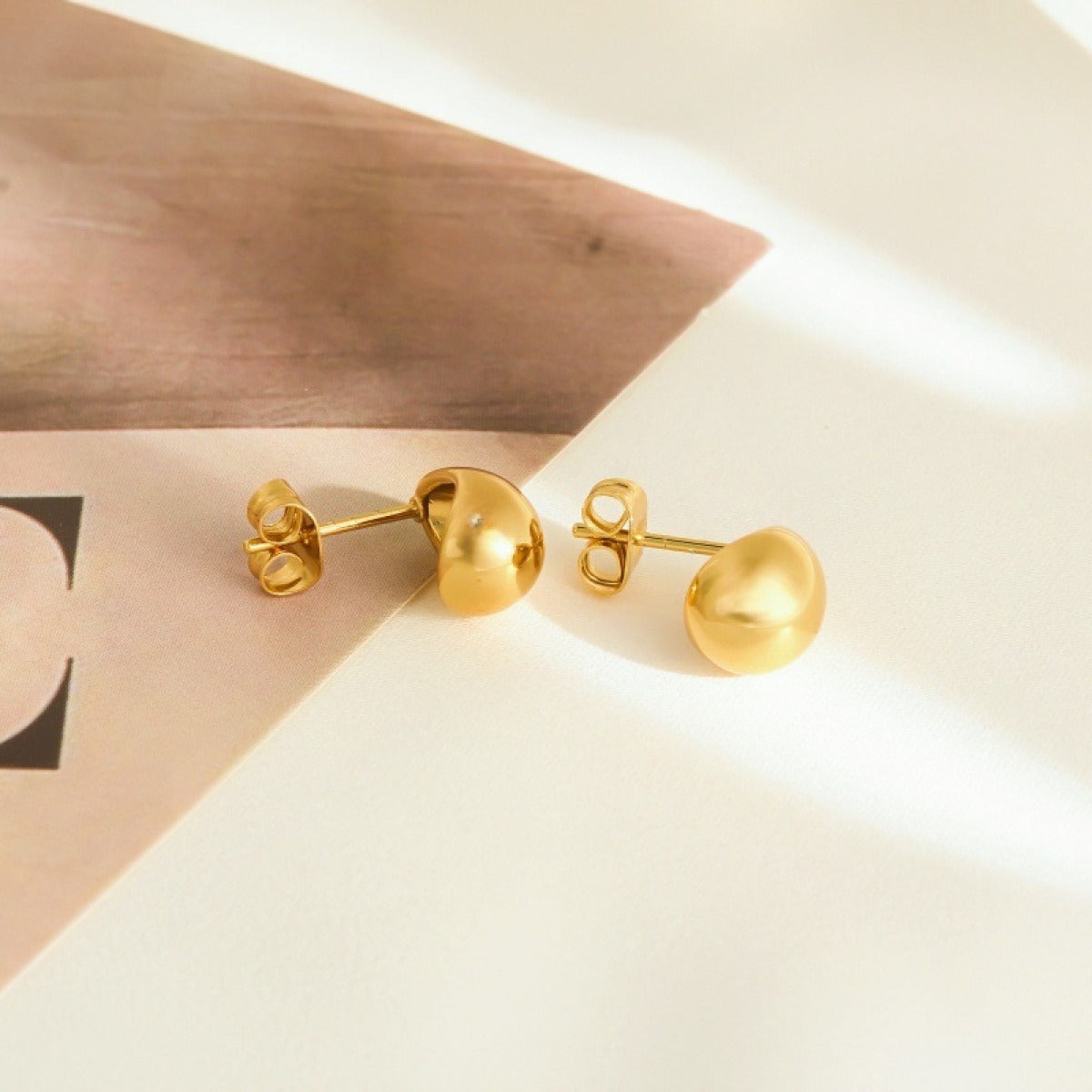 Erica – Boucles d’Oreilles Puces Goutte Minimalistes
