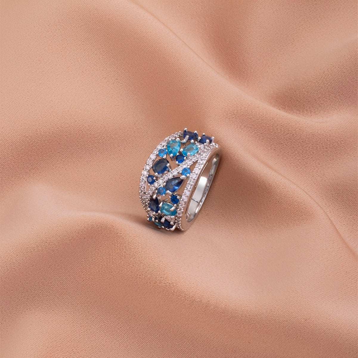 Julie – Bague Vintage avec Zircon Bleu et Détail Doré