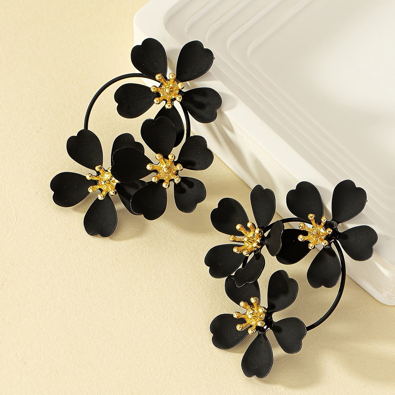 Noelia – Boucles Pendantes Vintage Fleur Noire
