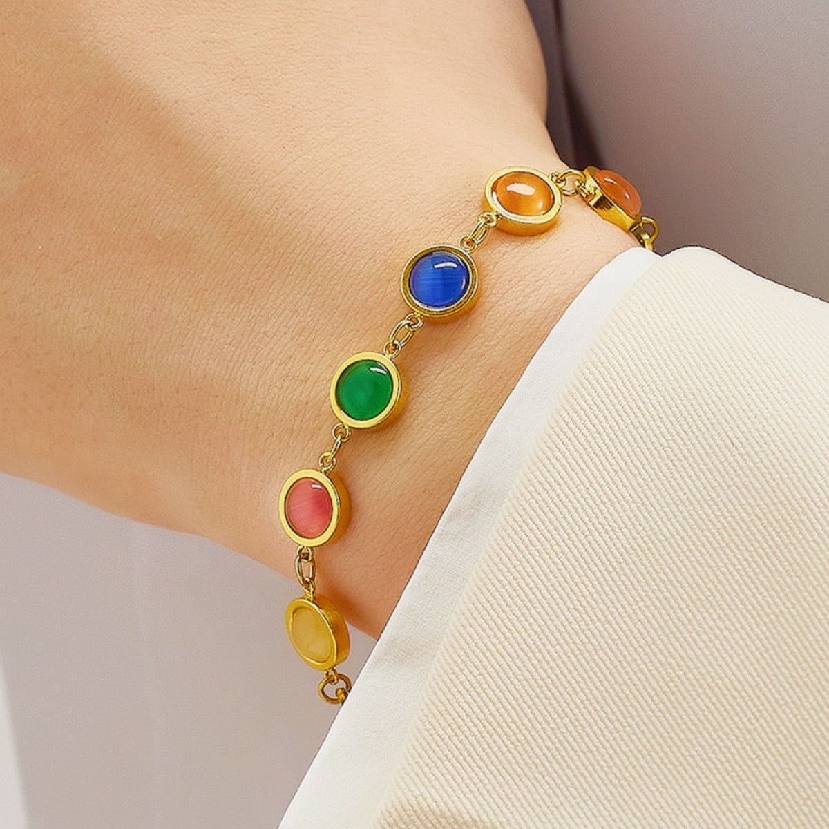 Maisie – Bracelet Doré avec Pierre Colorée
