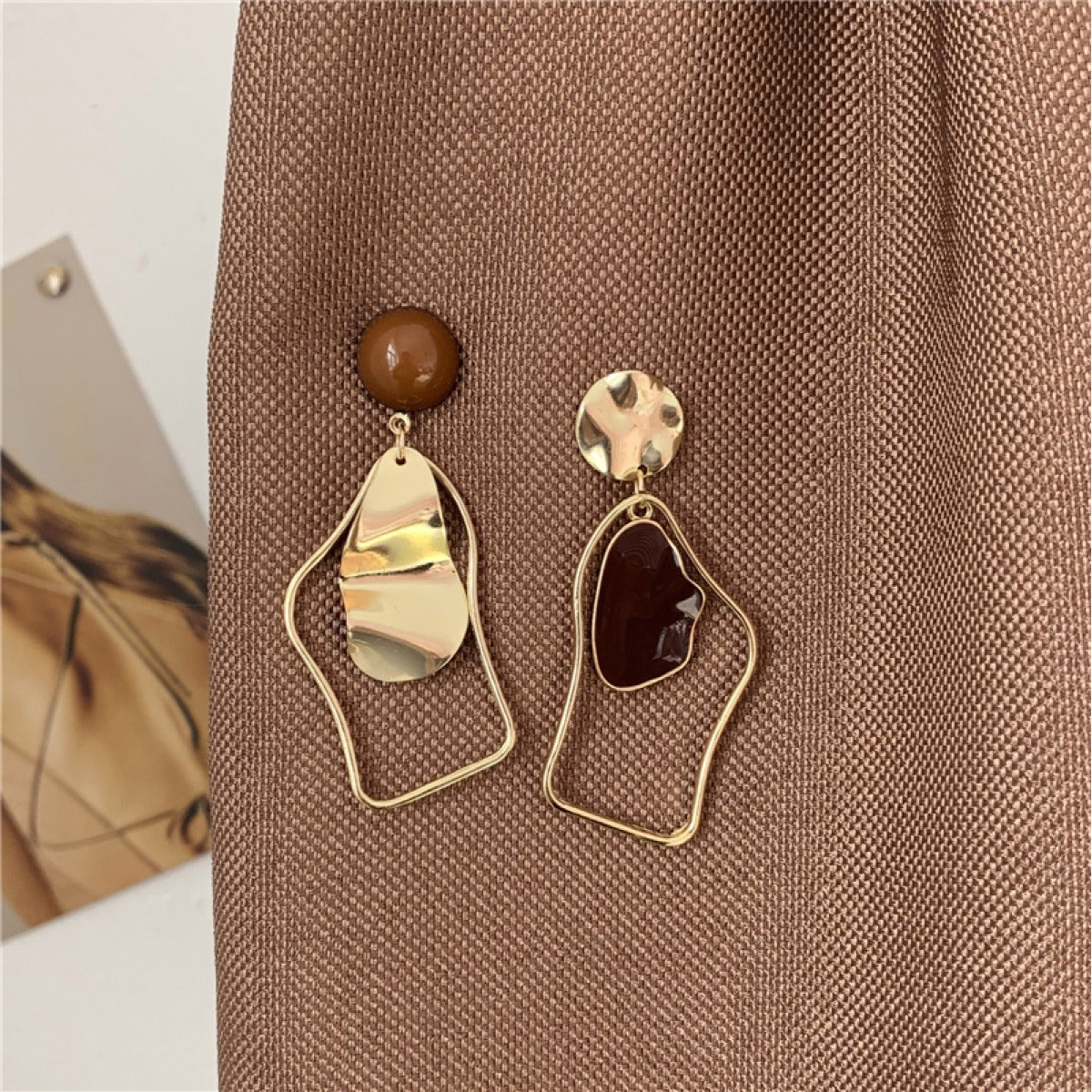 Rhia – Boucles d’Oreilles Puces Pendantes Irrégulières