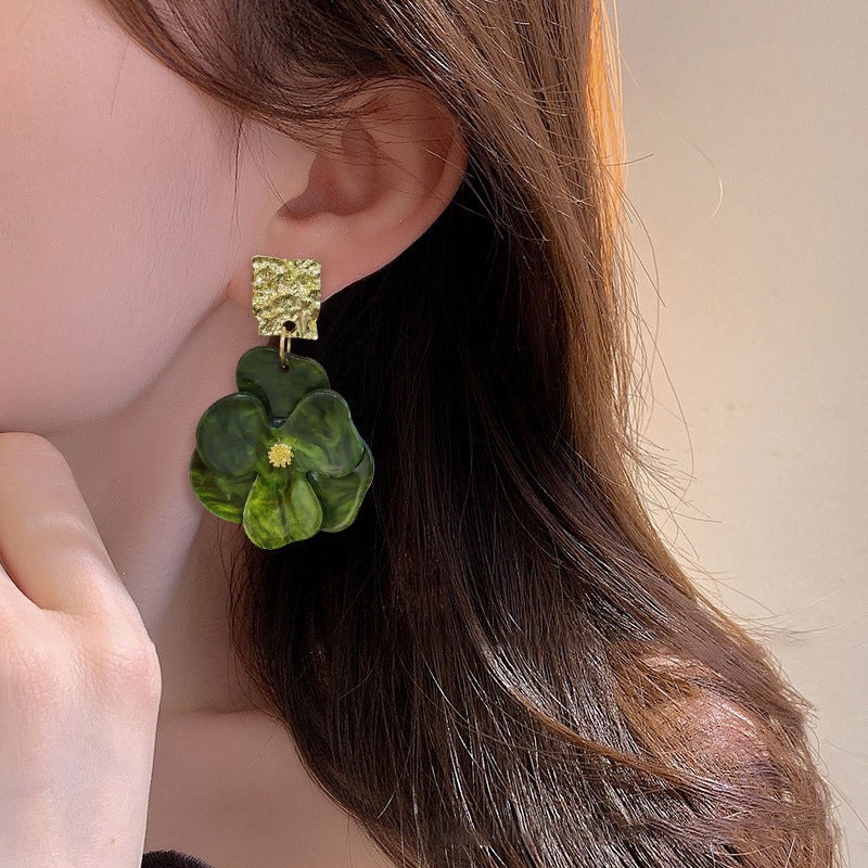 Thelma – Boucles d’Oreilles Pendantes Florales Dorées
