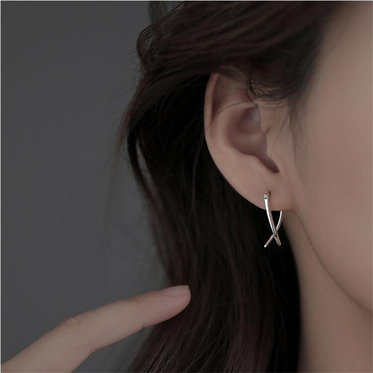 Emilie – Boucles d’Oreilles Lignes Croisées Élégantes