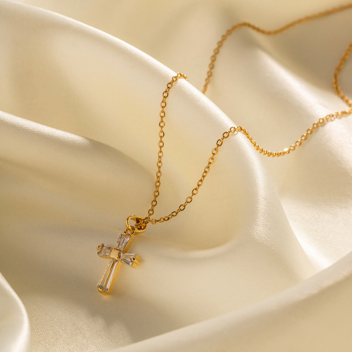 Mae – Collier Croix en Zirconia Doré