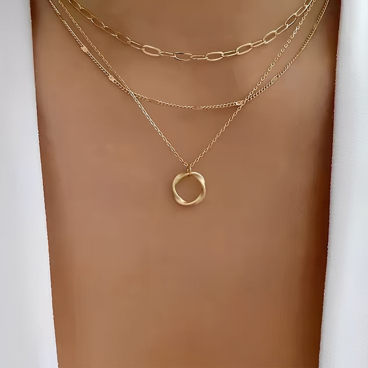 Livia – Collier Doré Vintage Pendentif Élégant