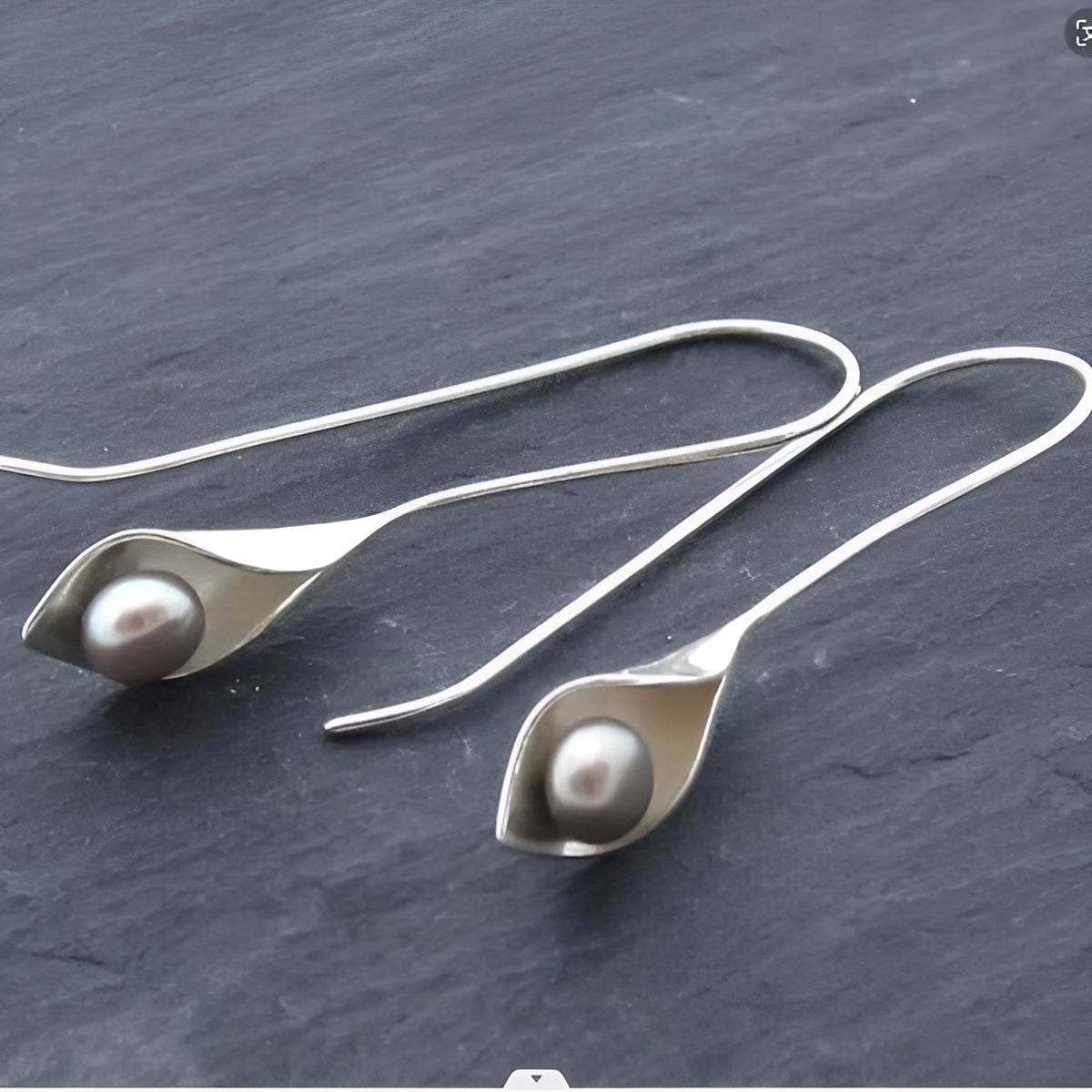 Iris – Boucles d’Oreilles Élégantes Feuille et Perle