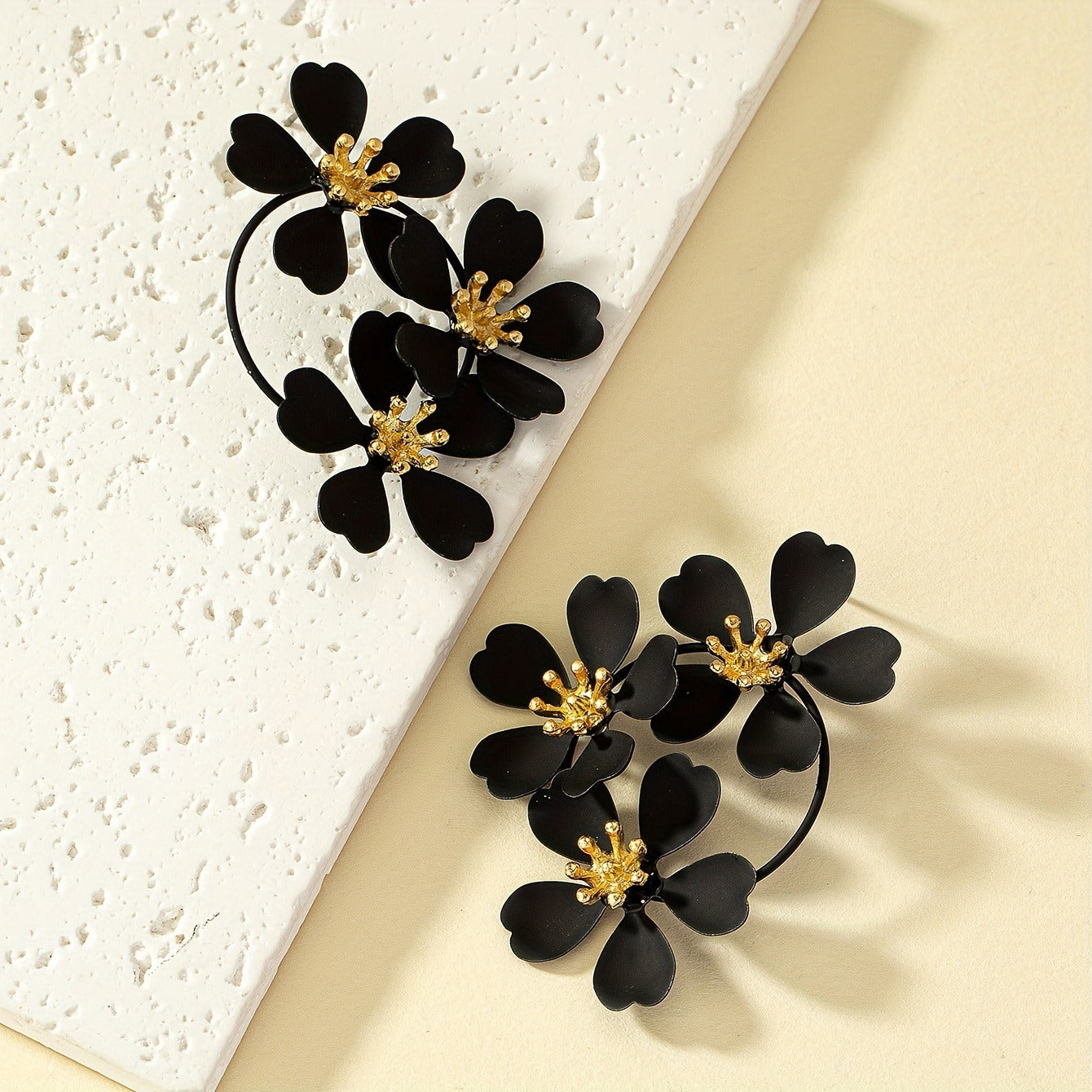 Noelia – Boucles Pendantes Vintage Fleur Noire