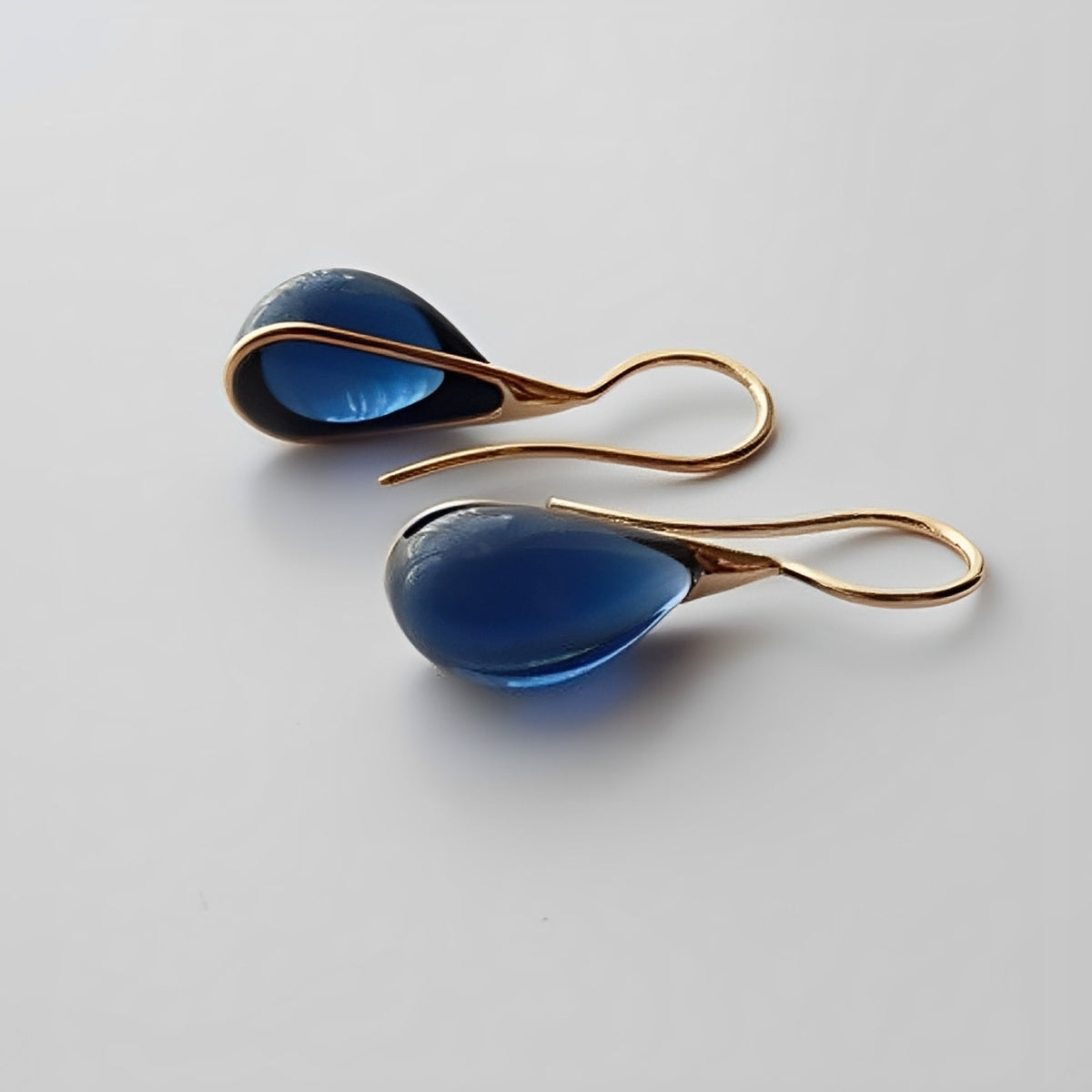 Karen – Boucles d’Oreilles Pendantes en Cristal Doré et Argenté