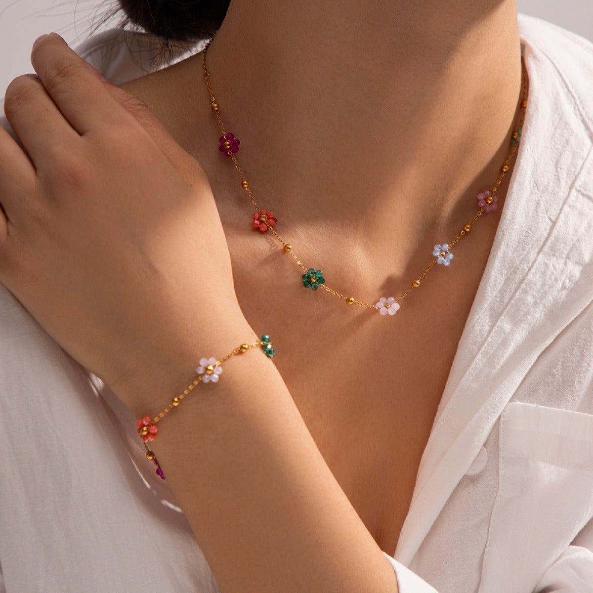 Roseline – Bracelet Doré à Petites Fleurs Colorées
