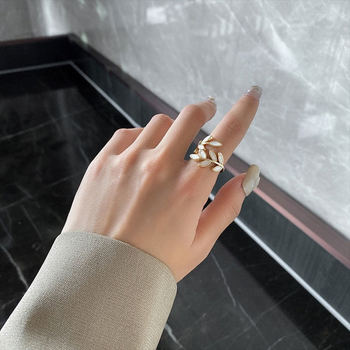 Ciara – Bague Dorée Feuilles & Opale Blanche