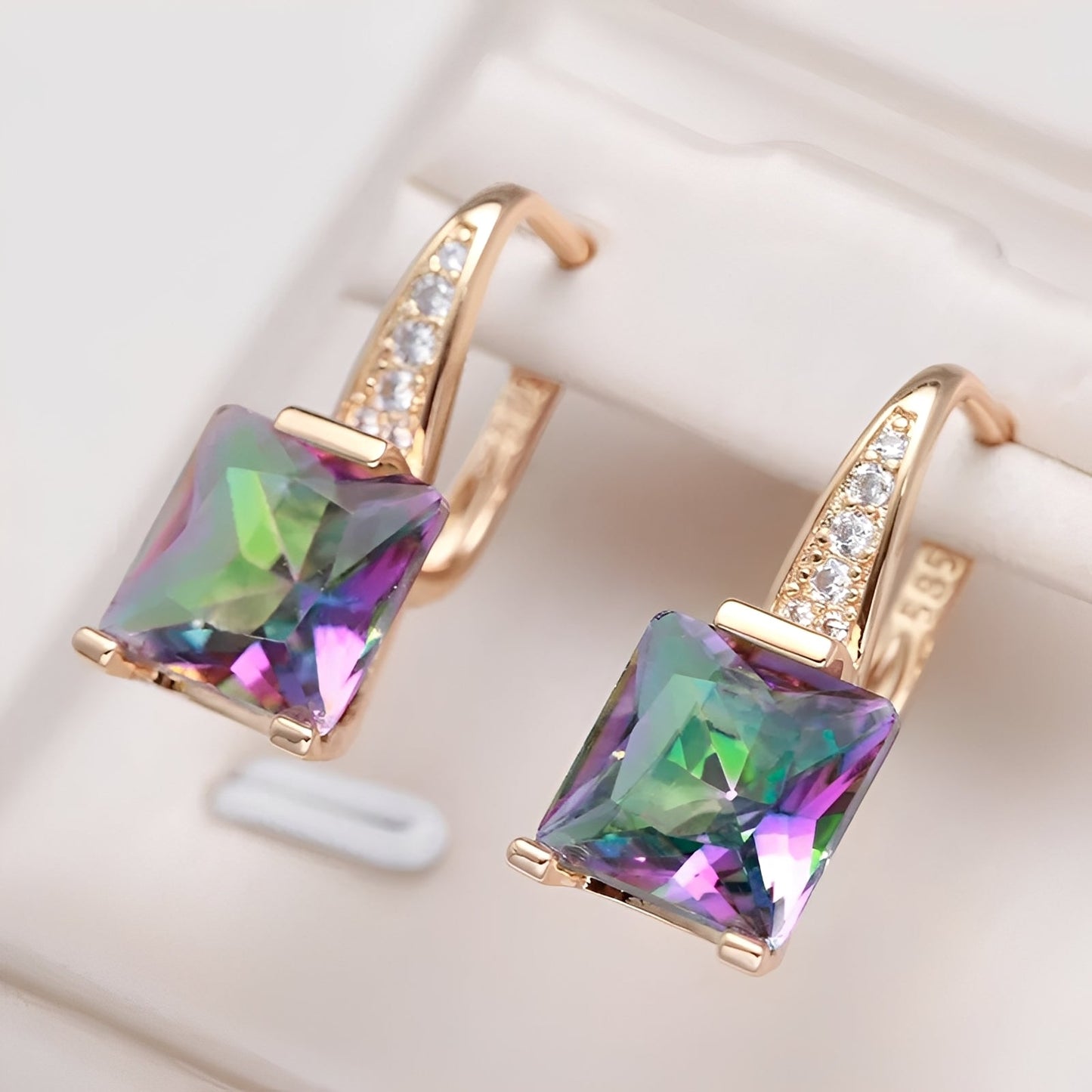 Celina – Boucles d'Oreilles Dorées avec Cubic Zirconia de Couleurs