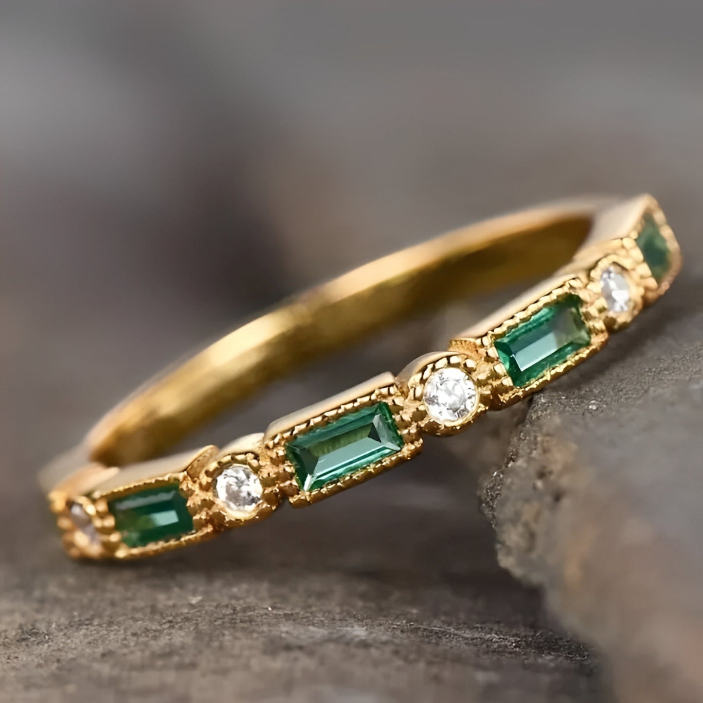 Emeralda – Bague Dorée Sertie de Zirconia Vert Élégant