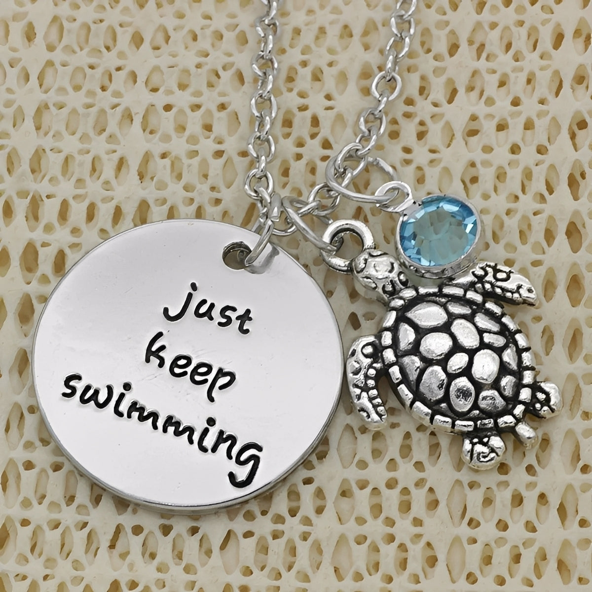 Felia – Collier Tortue Argent Gravé Keep Swimming