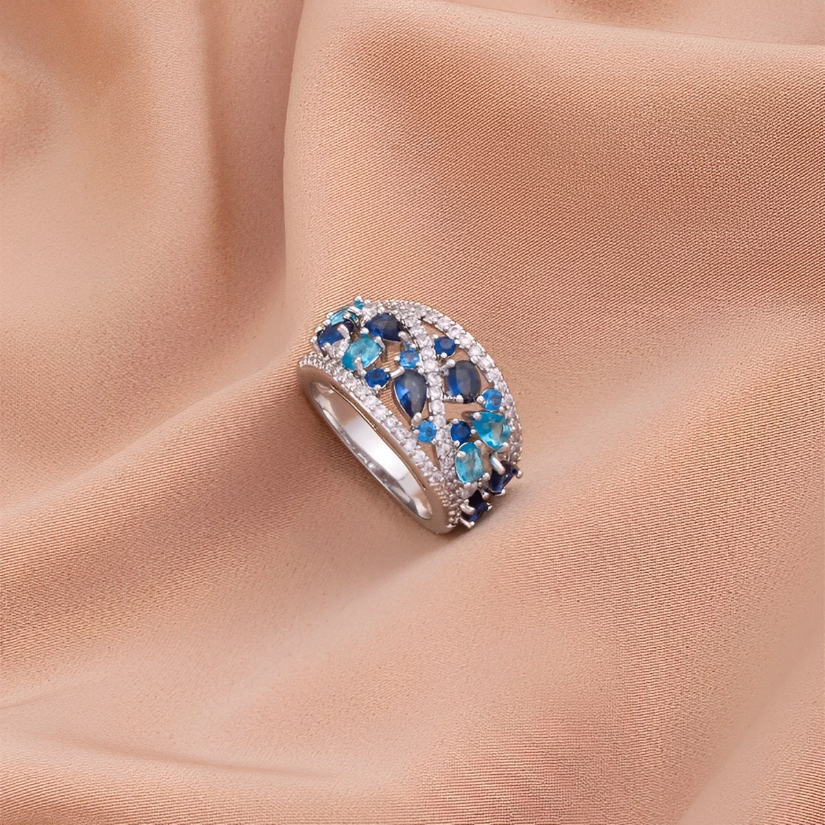 Julie – Bague Vintage avec Zircon Bleu et Détail Doré