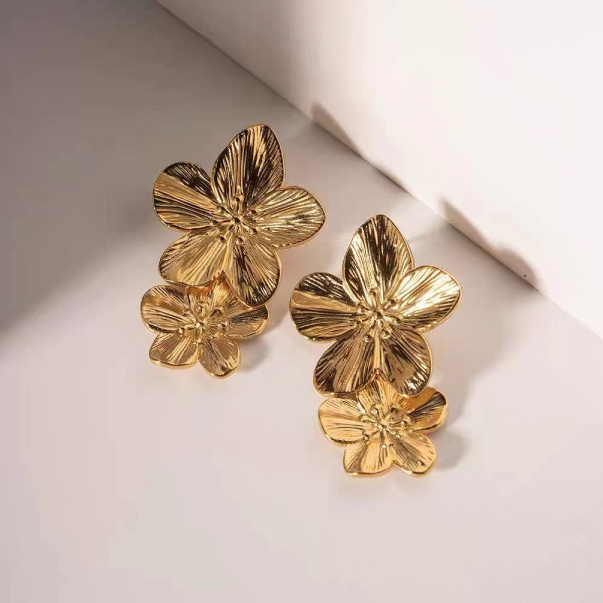 Shannon – Boucles d’Oreilles Dorées Fleur Épanouie