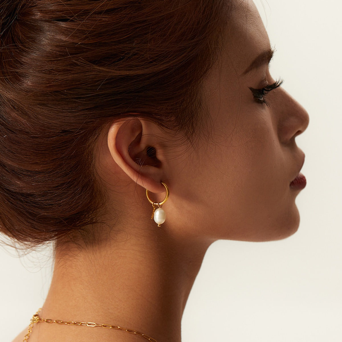 Silke – Boucles d’Oreilles Étoile et Perle d’Eau Douce Dorées