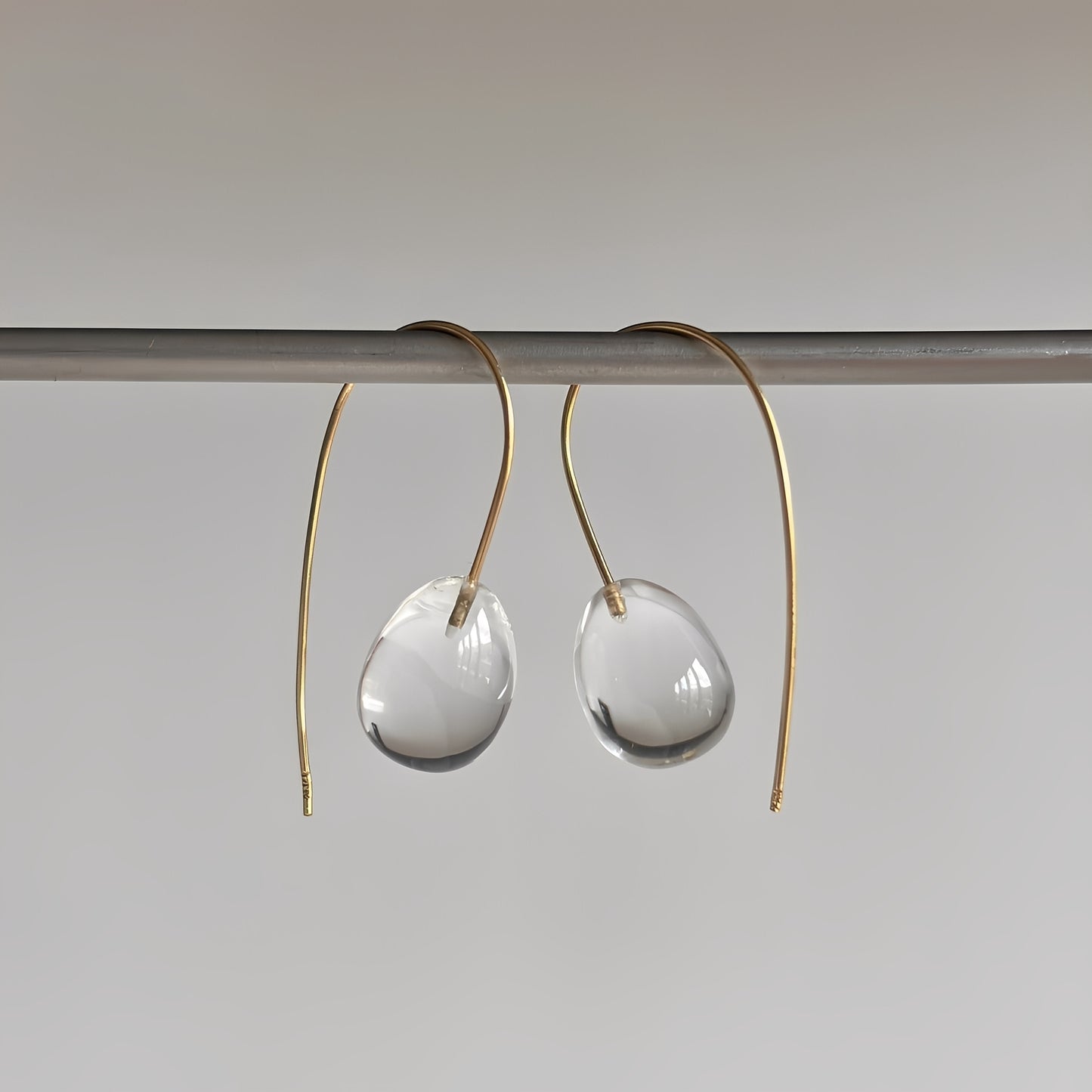 Elara – Boucles Cristal Gris Style Rétro