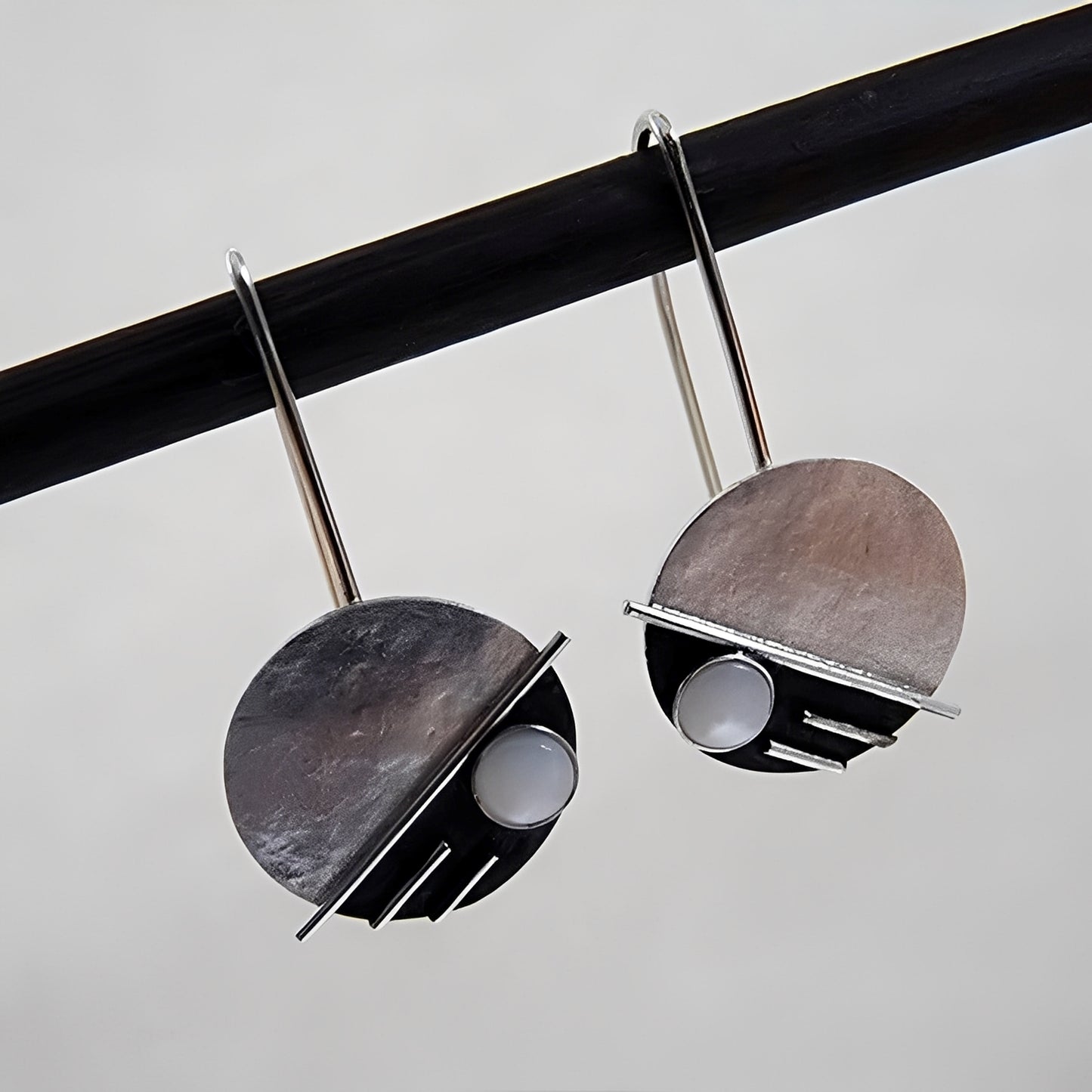 Arcy – Boucles Rétro en Opale Blanche