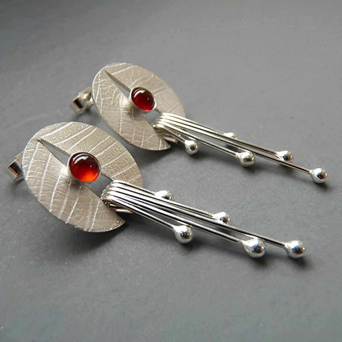 Carmine – Boucles d'Oreilles Pendantes avec Pierre Rouge et Design Ajouré