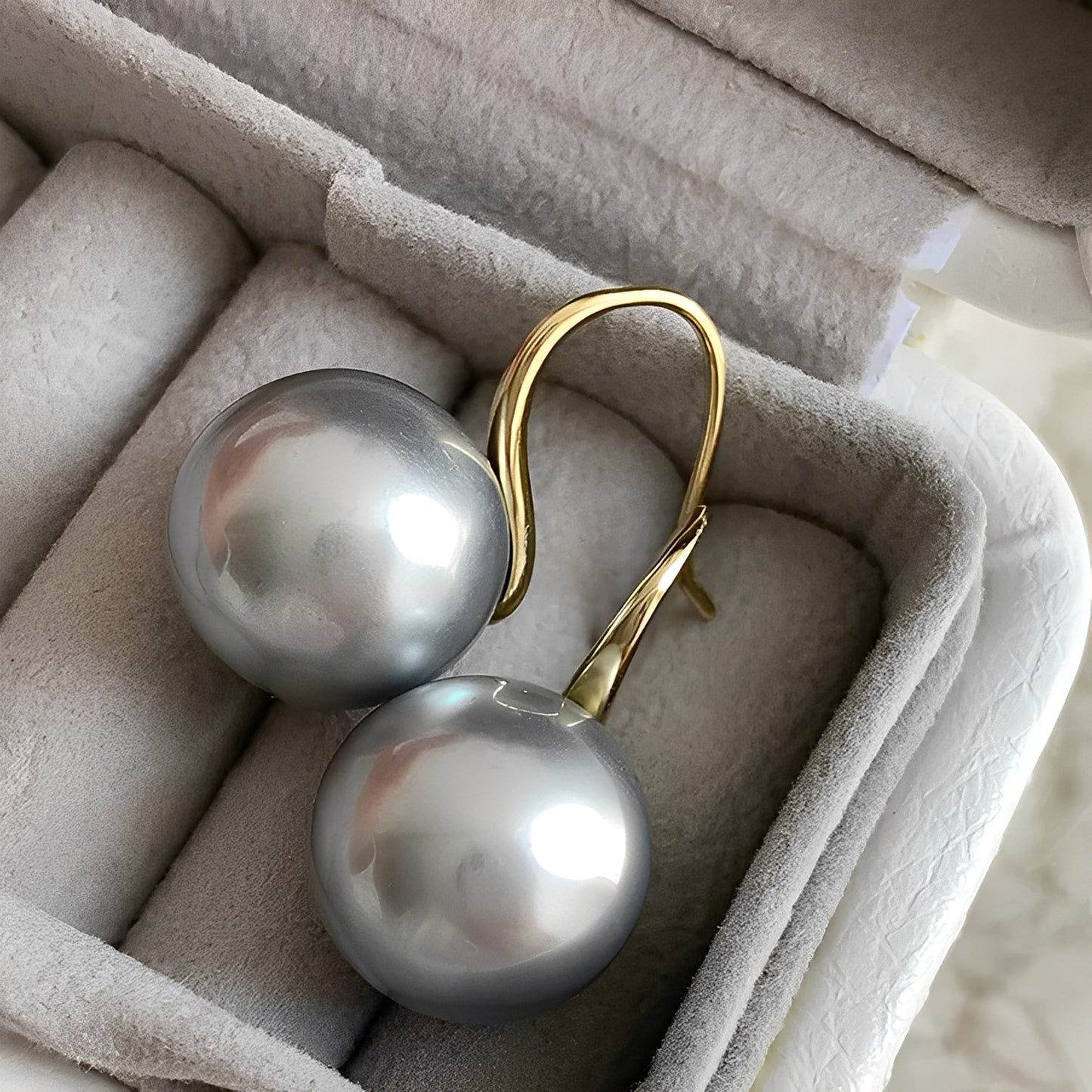 Amira – Boucles d’Oreilles en Or & Perles Noires
