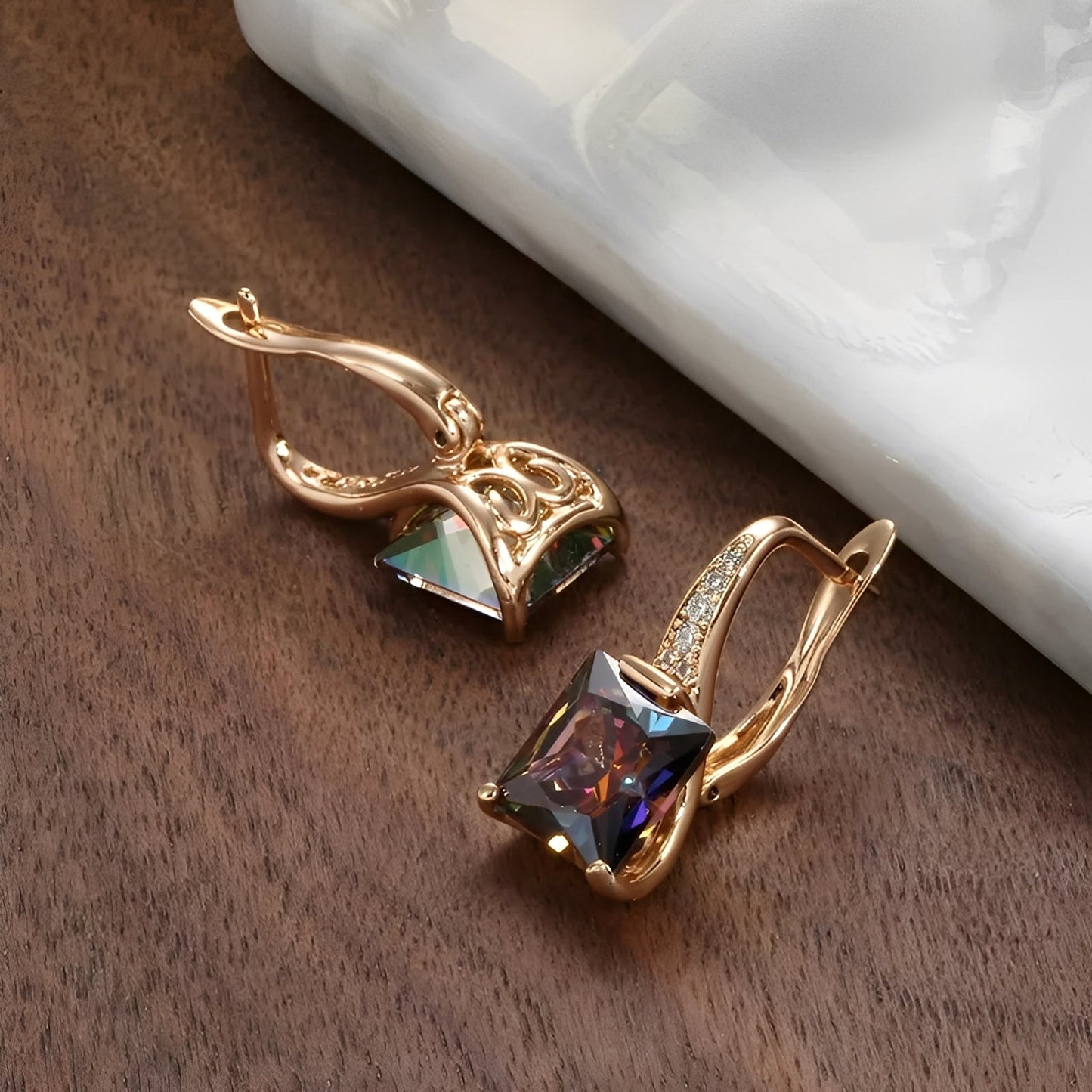 Celina – Boucles d'Oreilles Dorées avec Cubic Zirconia de Couleurs
