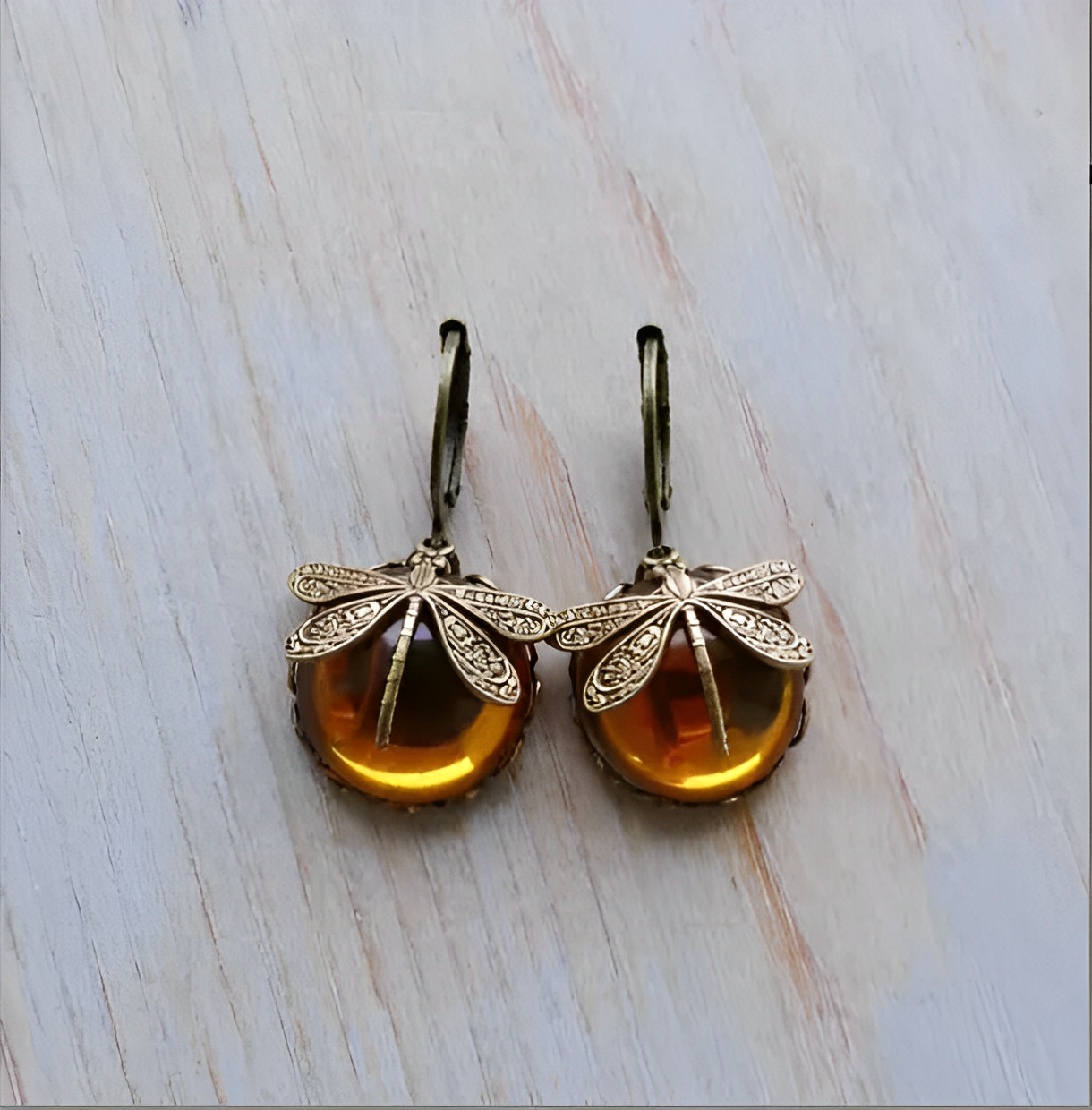 Elowen – Boucles d’Oreilles Libellule Dorées Style Antique