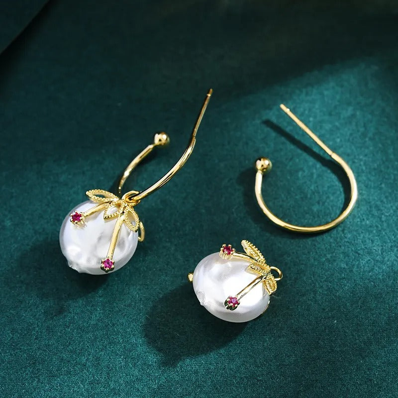 Cléa – Boucles d’Oreilles Vintage Cerise en Or & Perle