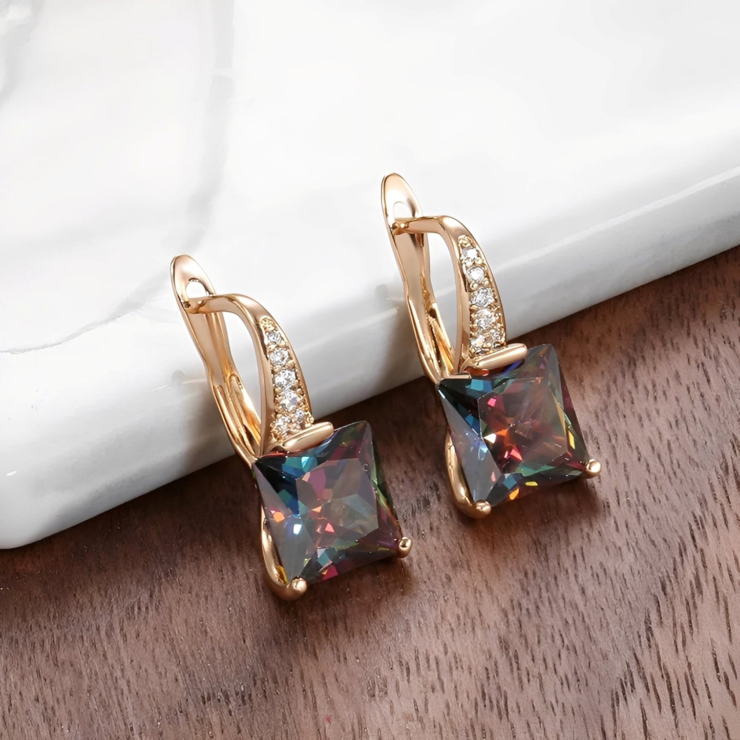 Celina – Boucles d'Oreilles Dorées avec Cubic Zirconia de Couleurs