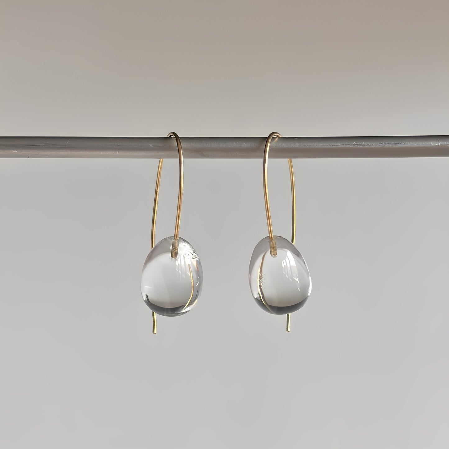 Elara – Boucles Cristal Gris Style Rétro