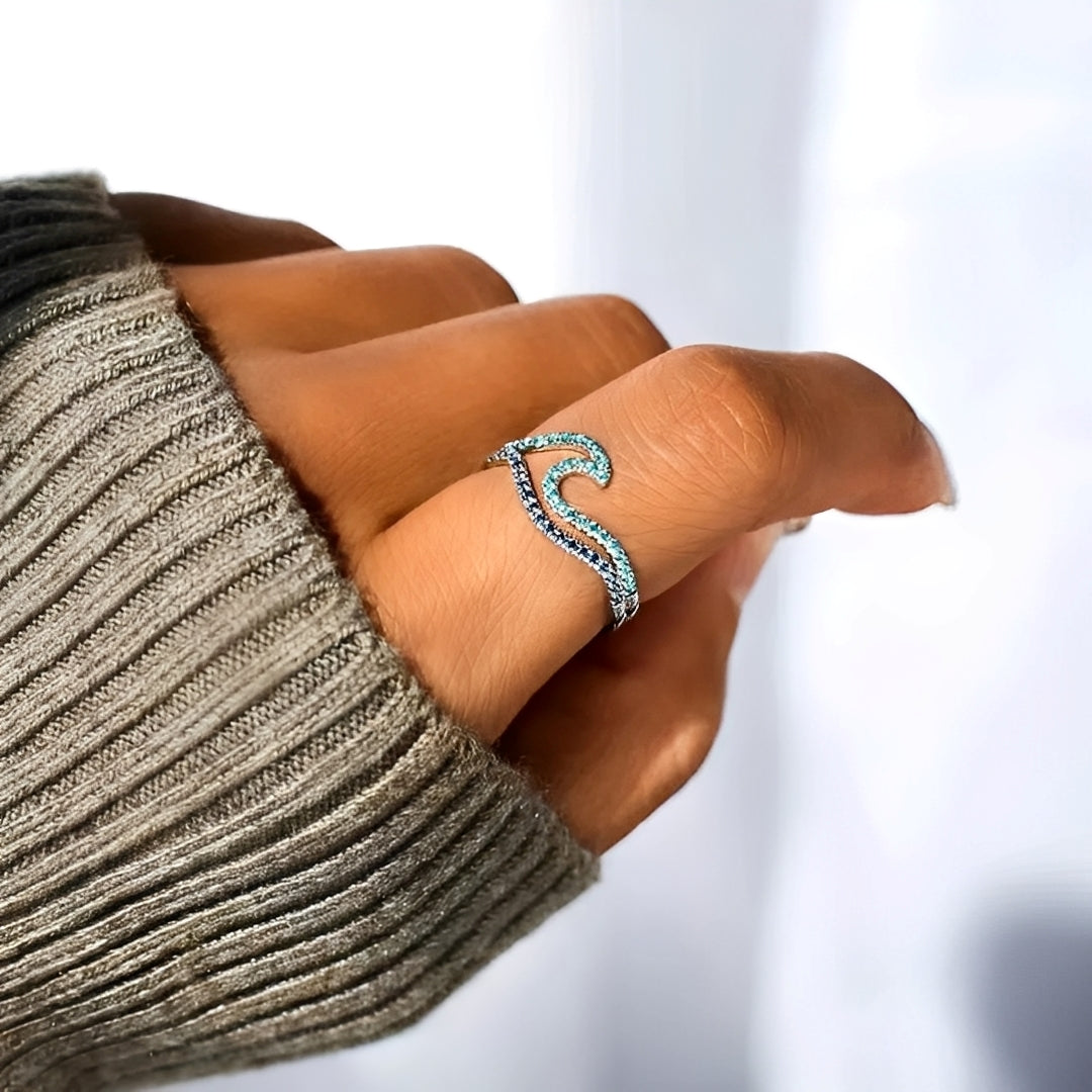 Daphnie – Bague Vague en Opale Lumineuse