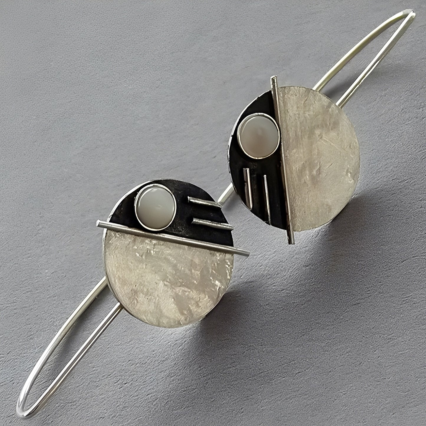 Arcy – Boucles Rétro en Opale Blanche