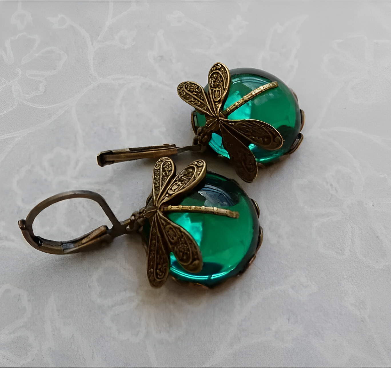 Elowen – Boucles d’Oreilles Libellule Dorées Style Antique