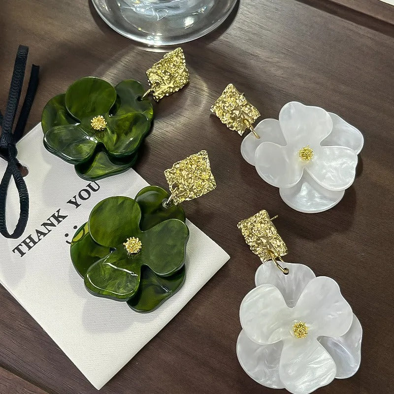 Thelma – Boucles d’Oreilles Pendantes Florales Dorées